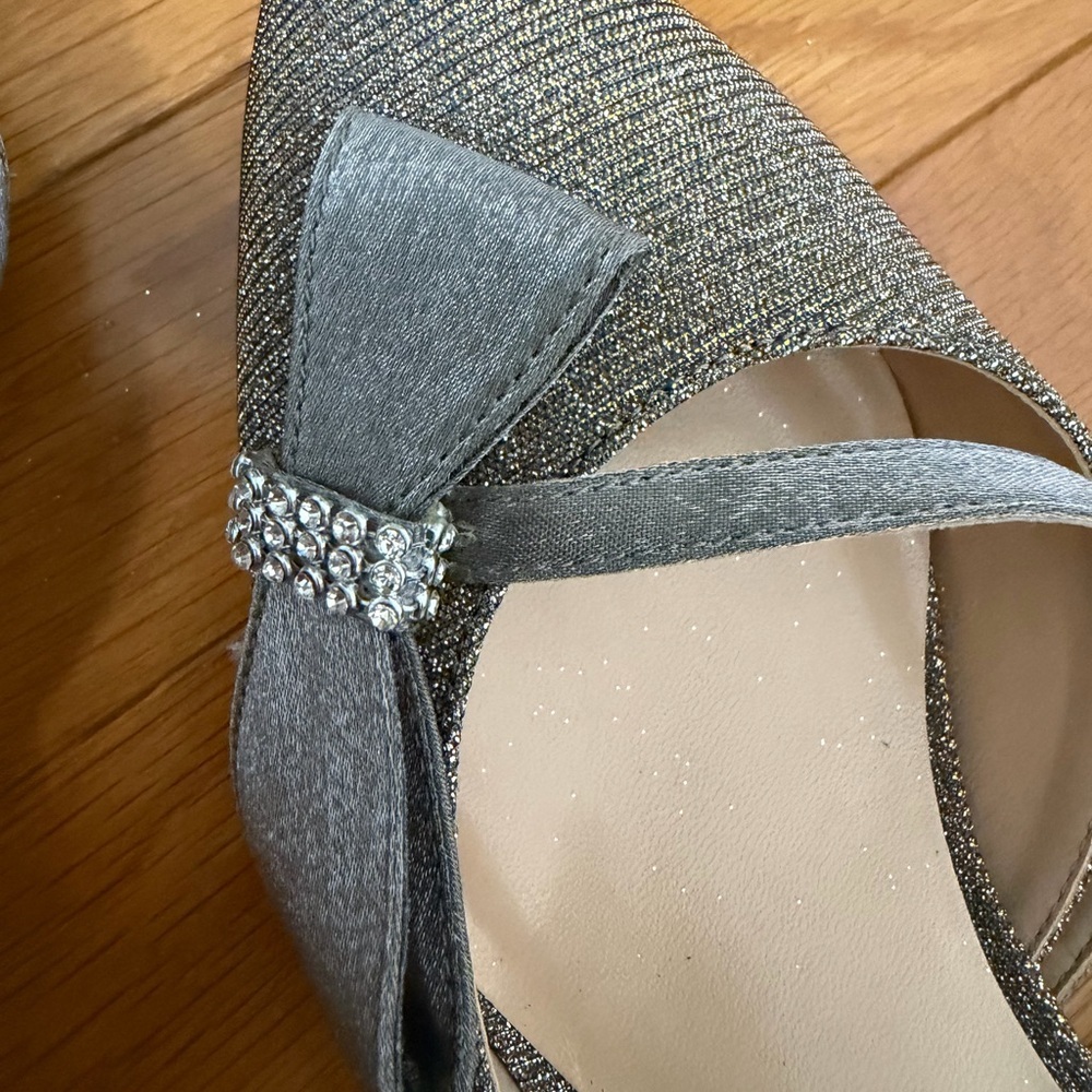 J. Renee Pewter Heels Size 7.5 Pewter With Bow And Rhinestone 2.5” Heel - Picture 6 of 8